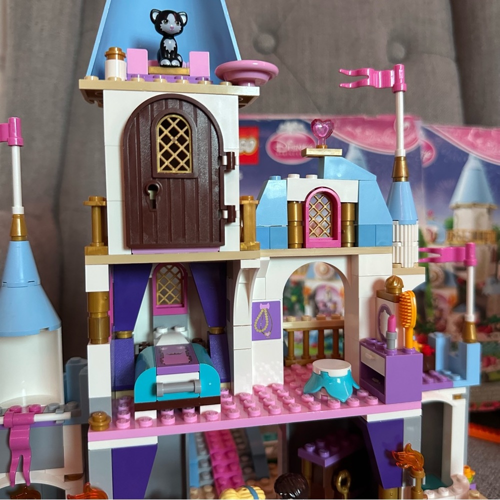 LEGO Disney Princess Cinderella Enchanted Castle Set - Blue and Pink - 41055 - Picture 8 of 14
